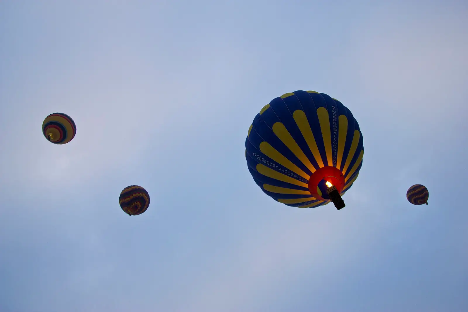 Göreme üzerinde balonlar